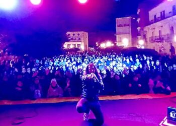 Scicli, successo per il concerto di Povia: tutti in piazza a cantare