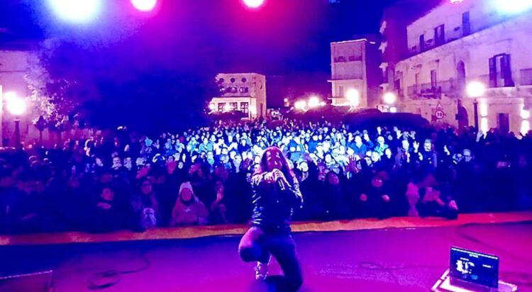 Scicli, successo per il concerto di Povia: tutti in piazza a cantare