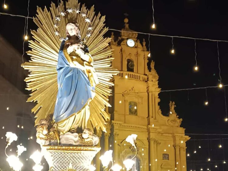 Ieri sera processione a Ragusa Ibla con il simulacro dell’Immacolata