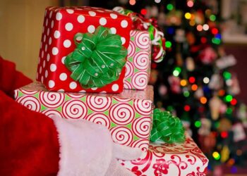 I vigili del fuoco volontari portano doni nei reparti di pediatria di Modica e Ragusa