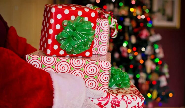 I vigili del fuoco volontari portano doni nei reparti di pediatria di Modica e Ragusa