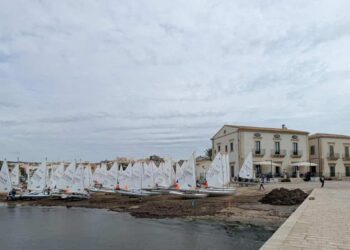 Scicli e i suoi ventidue chilometri di costa si candidano a diventare la prima Capitale del Mare italiana. La giunta Marino ha deliberato stamani, Scicli è ufficialmente candidata al riconoscimento nazionale per il Mare e l'Economia Blu. Il motto della candidatura è "Scicli, le sue borgate, il mare". Il Comune di Scicli annuncia la propria candidatura all'iniziativa nazionale promossa dal Ministro per la Protezione Civile e le Politiche del Mare, in collaborazione con il Ministero dell'Economia e delle Finanze, finalizzata alla tutela dell'ambiente marino, alla promozione dell'uso sostenibile delle risorse e allo sviluppo dell'economia blu, in linea con le strategie europee e con il Piano del Mare 2023-2025. La città vanta infatti 22 chilometri di costa, la più estesa della provincia di Ragusa e una delle più estese in Sicilia: dalla foce del fiume Irminio a Punta Pisciotto ci sono 22 chilometri, in una alternanza di scogliere per circa 11,5 chilometri, e di spiagge per i rimanenti 10,7 chilometri. A partire dal 2026 il Comune che otterrà il prestigioso riconoscimento beneficerà di un finanziamento pari a un milione di euro, destinato alla realizzazione di un programma annuale di attività incentrate sulla valorizzazione del patrimonio marittimo e sulla diffusione di buone pratiche ambientali, economiche, culturali e sociali. La candidatura di Scicli si fonda su un dossier articolato che prevede un piano annuale di iniziative, progetti di valorizzazione dei beni marittimi, azioni concrete di sostenibilità ambientale, strategie di governance partecipata e obiettivi chiari e misurabili. Un ruolo centrale è riservato alle borgate marinare di Donnalucata, Sampieri, Cava d'Aliga e Playa Grande, espressione autentica del profondo legame tra la comunità sciclitana e il mare. "Il mare è parte integrante dell'identità di Scicli – dichiara il sindaco Mario Marino –. Le nostre borgate marinare rappresentano storia, tradizioni e lavoro, ma anche una straordinaria opportunità di sviluppo sostenibile. Valorizzarle significa investire nel futuro del territorio, tutelando l'ambiente e rafforzando il senso di comunità". La partecipazione a questa iniziativa nazionale rappresenta un'importante occasione per Scicli di consolidare il proprio ruolo nel panorama dell'economia blu, promuovendo un modello di crescita fondato sul rispetto dell'ambiente, sull'identità territoriale e sulla partecipazione attiva dei cittadini.