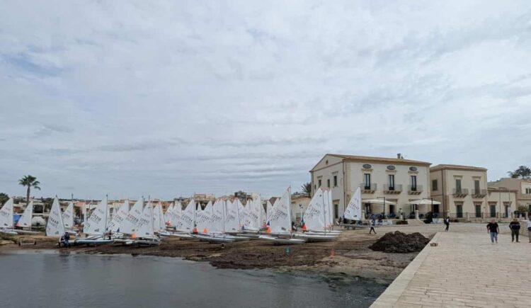Scicli e i suoi ventidue chilometri di costa si candidano a diventare la prima Capitale del Mare italiana. La giunta Marino ha deliberato stamani, Scicli è ufficialmente candidata al riconoscimento nazionale per il Mare e l'Economia Blu. Il motto della candidatura è "Scicli, le sue borgate, il mare". Il Comune di Scicli annuncia la propria candidatura all'iniziativa nazionale promossa dal Ministro per la Protezione Civile e le Politiche del Mare, in collaborazione con il Ministero dell'Economia e delle Finanze, finalizzata alla tutela dell'ambiente marino, alla promozione dell'uso sostenibile delle risorse e allo sviluppo dell'economia blu, in linea con le strategie europee e con il Piano del Mare 2023-2025. La città vanta infatti 22 chilometri di costa, la più estesa della provincia di Ragusa e una delle più estese in Sicilia: dalla foce del fiume Irminio a Punta Pisciotto ci sono 22 chilometri, in una alternanza di scogliere per circa 11,5 chilometri, e di spiagge per i rimanenti 10,7 chilometri. A partire dal 2026 il Comune che otterrà il prestigioso riconoscimento beneficerà di un finanziamento pari a un milione di euro, destinato alla realizzazione di un programma annuale di attività incentrate sulla valorizzazione del patrimonio marittimo e sulla diffusione di buone pratiche ambientali, economiche, culturali e sociali. La candidatura di Scicli si fonda su un dossier articolato che prevede un piano annuale di iniziative, progetti di valorizzazione dei beni marittimi, azioni concrete di sostenibilità ambientale, strategie di governance partecipata e obiettivi chiari e misurabili. Un ruolo centrale è riservato alle borgate marinare di Donnalucata, Sampieri, Cava d'Aliga e Playa Grande, espressione autentica del profondo legame tra la comunità sciclitana e il mare. "Il mare è parte integrante dell'identità di Scicli – dichiara il sindaco Mario Marino –. Le nostre borgate marinare rappresentano storia, tradizioni e lavoro, ma anche una straordinaria opportunità di sviluppo sostenibile. Valorizzarle significa investire nel futuro del territorio, tutelando l'ambiente e rafforzando il senso di comunità". La partecipazione a questa iniziativa nazionale rappresenta un'importante occasione per Scicli di consolidare il proprio ruolo nel panorama dell'economia blu, promuovendo un modello di crescita fondato sul rispetto dell'ambiente, sull'identità territoriale e sulla partecipazione attiva dei cittadini.