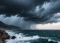 Cielo tempestoso sulla Sicilia orientale con nuvole scure, vento forte e mare agitato durante l’allerta meteo.