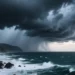 Cielo tempestoso sulla Sicilia orientale con nuvole scure, vento forte e mare agitato durante l’allerta meteo.