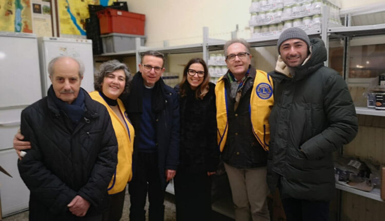 Lions Club Ragusa Host dona spesa ai bisognosi