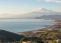 Panorama della Sicilia con cielo sereno e luce invernale, mare calmo e atmosfera limpida