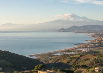 Panorama della Sicilia con cielo sereno e luce invernale, mare calmo e atmosfera limpida