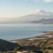 Panorama della Sicilia con cielo sereno e luce invernale, mare calmo e atmosfera limpida