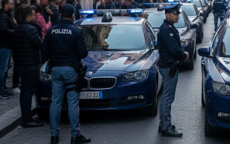 Pattuglie della Polizia durante un controllo allo Zen di Palermo