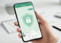Schermata gruppo WhatsApp con icone di privacy 2026
