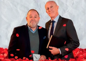 Ragusa: Toti e Totino con Due dozzine di rose scarlatte