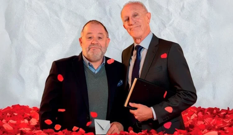 Ragusa: Toti e Totino con Due dozzine di rose scarlatte