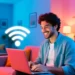 Persona che utilizza laptop con Wi-Fi
