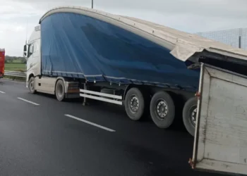 Maltempo Ragusa: danni a un tir in autostrada a Modica e cartellone pubblicitario su auto