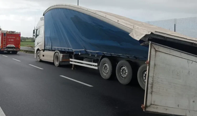 Maltempo Ragusa: danni a un tir in autostrada a Modica e cartellone pubblicitario su auto