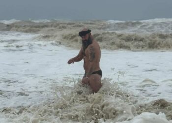 Sfida il Ciclone Harry con un tuffo nello Jonio: il video da Cirò Marina diventa virale