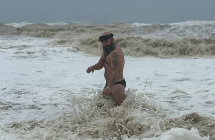 Sfida il Ciclone Harry con un tuffo nello Jonio: il video da Cirò Marina diventa virale