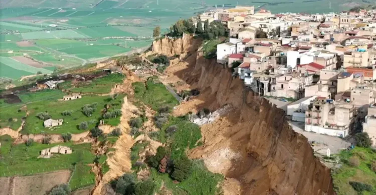 Frana Niscemi, sorvolo in elicottero: aumenta numero sfollati a più di 1.500 persone