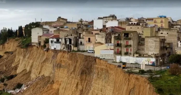 Frana a Niscemi con terreno in movimento e case evacuate