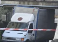 Vittoria, camion incastrato nel sottopassaggio