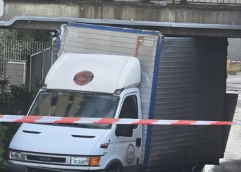 Vittoria, camion incastrato nel sottopassaggio