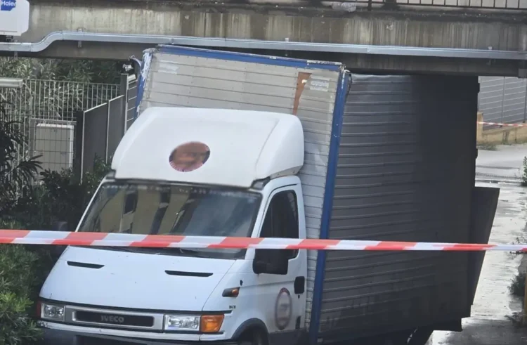 Vittoria, camion incastrato nel sottopassaggio