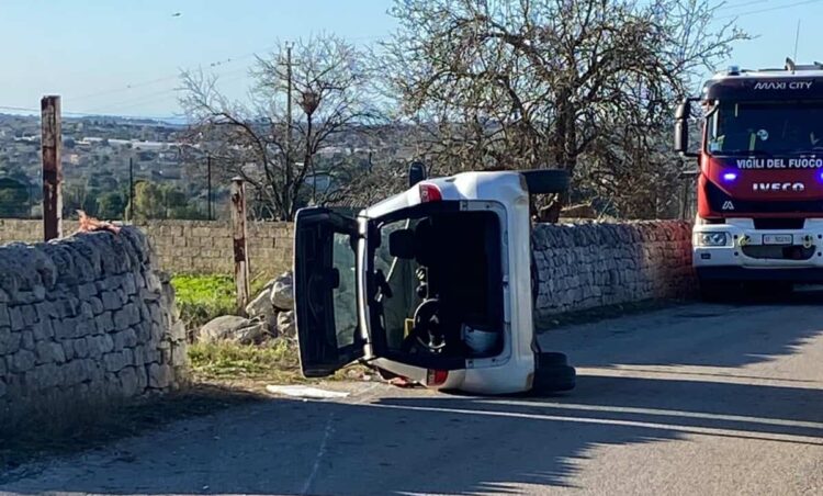 Incidente a Modica, minicar si ribalta: 2 feriti