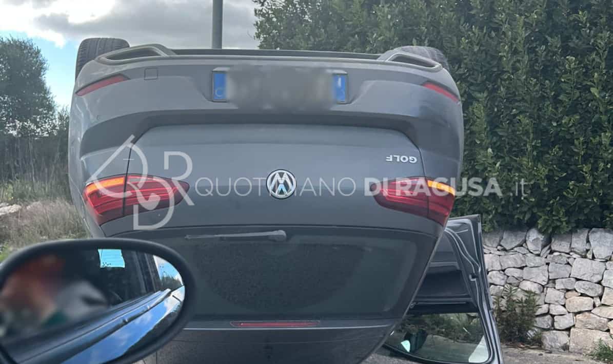 Incidente Modica, auto cappotta: traffico bloccato FOTO