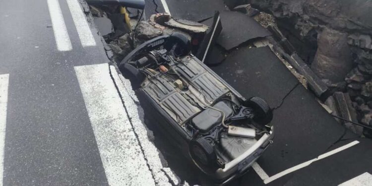 Maltempo: viola divieto e precipita con auto in una voragine nel Messinese