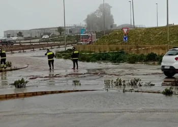 Maltempo a Ragusa: strade allagate e auto in panne