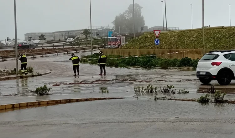 Maltempo a Ragusa: strade allagate e auto in panne