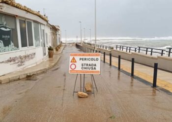 Maltempo Santa Croce Camerina: mare in tempesta: chiuso lungomare