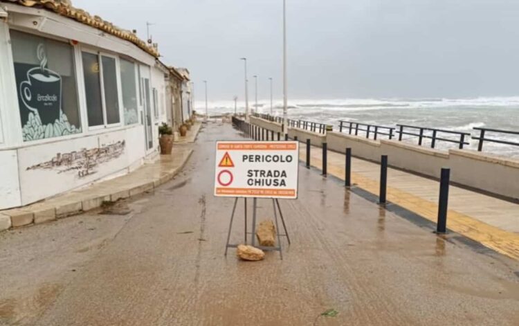 Maltempo Santa Croce Camerina: mare in tempesta: chiuso lungomare