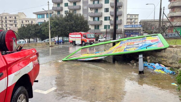 Maltempo: il Ciclone Harry non molla la presa, ristorante danneggiato a Marina di Ragusa