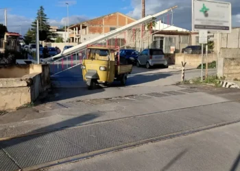 Vittoria, motoape incastrata tra le sbarre del passaggio a livello
