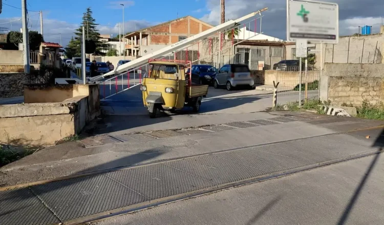 Vittoria, motoape incastrata tra le sbarre del passaggio a livello