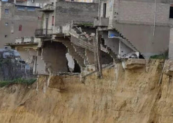 Niscemi, palazzina di tre piani crolla nel precipizio