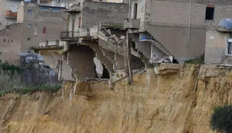 Niscemi, palazzina di tre piani crolla nel precipizio