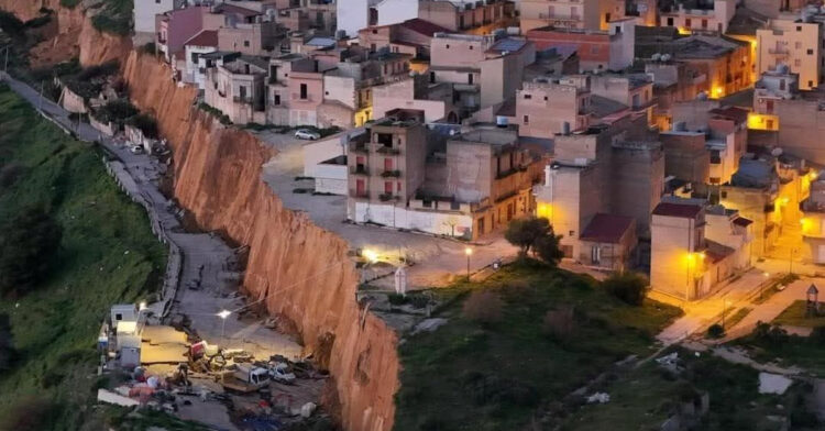 Frana a Niscemi, evacuate 550 persone e scuole chiuse