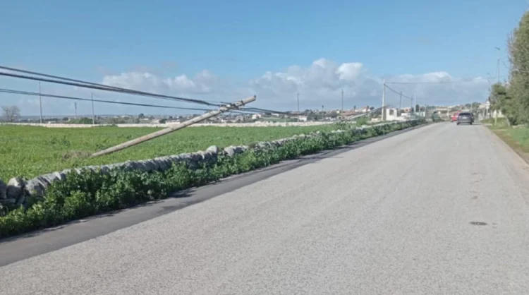 Modica, forte vento spezza pali Telecom