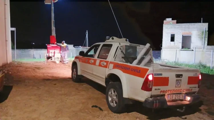 Frana a Niscemi, Comiso sul posto con torre faro e volontari