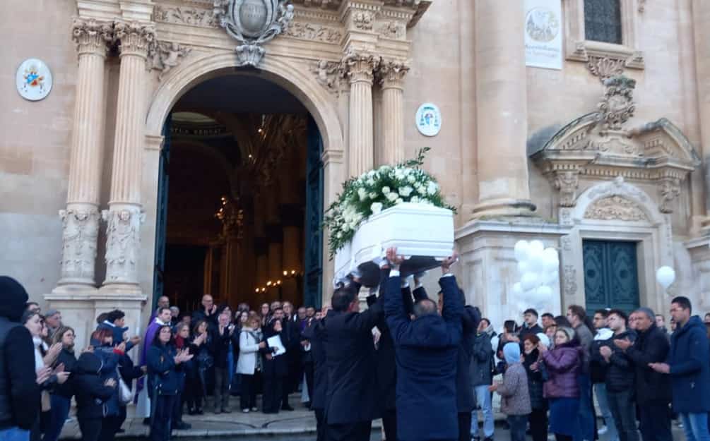 Ragusa, lacrime e silenzio ai funerali di Flavio Dimartino: morto a 19 anni
