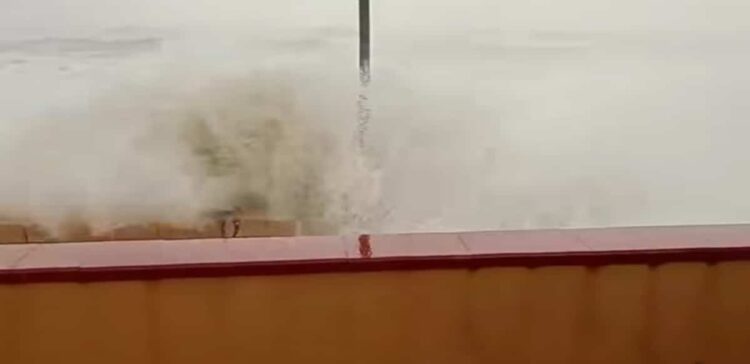 Maltempo Sampieri il mare esonda tra le case