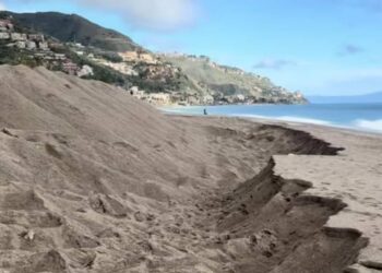 Allerta meteo maltempo Sicilia, arriva il ciclone Harry: Taormina si barrica, muri di sabbia