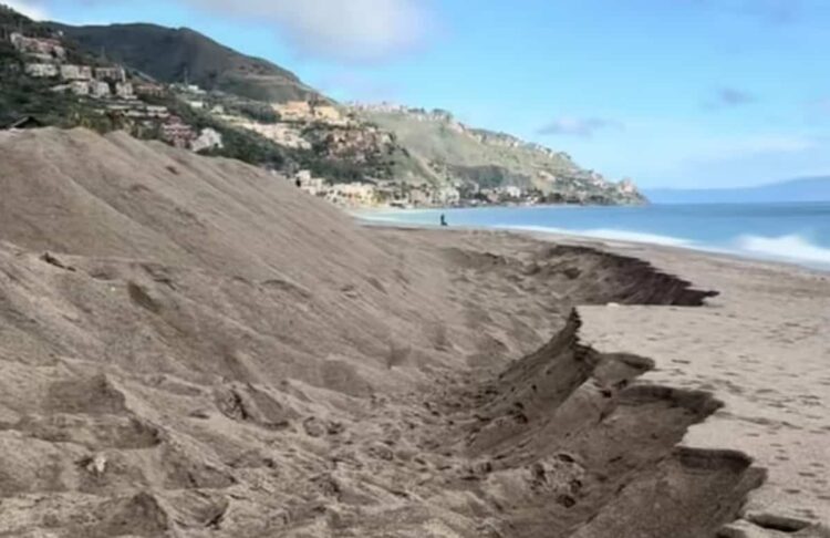Allerta meteo maltempo Sicilia, arriva il ciclone Harry: Taormina si barrica, muri di sabbia
