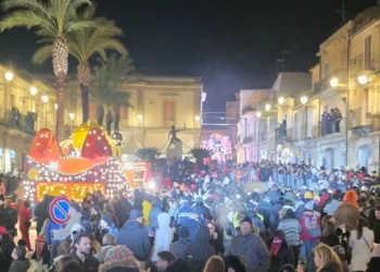 Carnevale di Chiaramonte Gulfi: sfilata carri allegorici tra maschere e leggende
