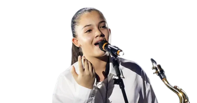 Giovane cantante sul palco durante una performance emozionante