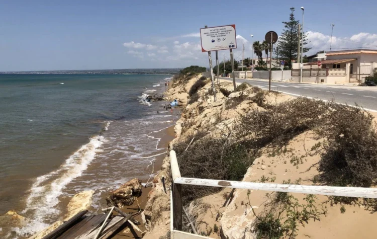 Ragusa, la costa iblea continua a scomparire