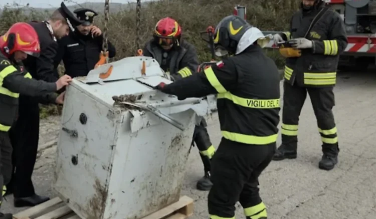 Recupero della cassaforte rubata durante il furto al bancomat di Giarratana da parte dei Vigili del Fuoco e dei carabinieri